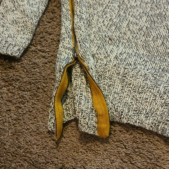 Unique knit sweater with side zippers - Picture 2 of 6